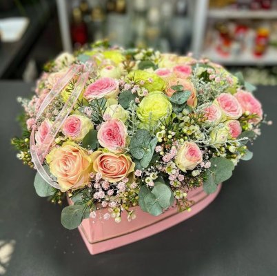 Srdíčkový flower box s růžemi